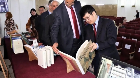 جامعة الجزائر 1 تتلقى هبة من الكتب الصينية