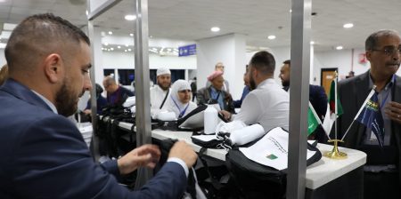 استئناف عملية حجز التذاكر للحجاج المسافرين مع الديوان الوطني للحج والعمرة