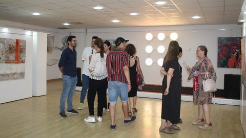 “ديس آر”…. معرض جماعي يجمع بين الرسم، الغناء والرقص