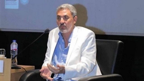 فتحي عبد الوهاب يكشف سر إبعاده عائلته عن الأضواء