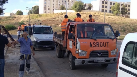 عمليات تزفيت ،و تنقية قنوات الصرف الصحي بجسر قسنطينة