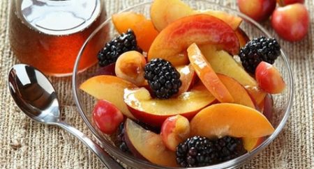 صحتنا في غذائنا.. تناول الفواكه بالعسل- إليك أبرز الفوائد