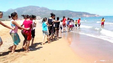 معسكر.. مخيم صيفي بشواطئ البحر بمستغانم لفائدة 420 طفلا
