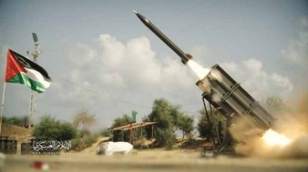 المقاومة الفلسطنية تجري تجربة صاروخية في غزة