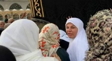 ممثلة عالمية شهيرة تعتنق الإسلام وتنهار بالبكاء أمام الكعبة