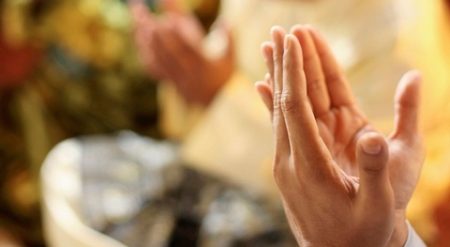 أَمَّنْ يُجِيبُ الْمُضْطَرَّ إِذَا دَعَاهُ