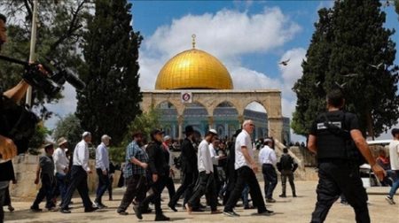 مئات المستوطنين يقتحمون المسجد الأقصى بعيد “العرش”