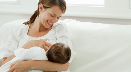 الأبحاث العلمية تنفي عملية استبدال حليب البقرة وحليب البودرة بحليب الأم