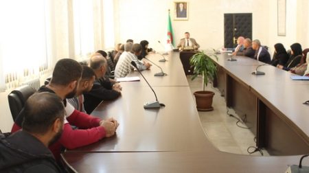 تجار يطلبون رفع التشميع عن محلاتهم ببئر توتة