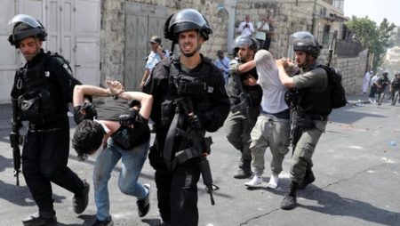 الضفة الغربية على صفيح ساخن.. جيش الاحتلال ينفذ مداهمات ويعتقل فلسطينيين