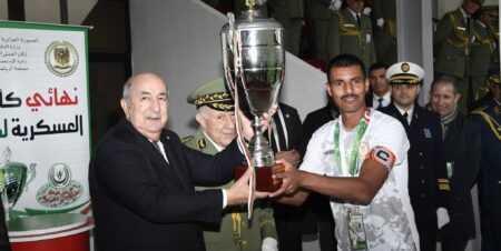 نهائي الكأس العسكرية لكرة القدم: رئيس الجمهورية يسلم الكأس لقائد فريق الناحية العسكرية الأولى