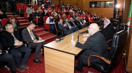 وزارة الاتصال تنظم ندوة متبوعة بنقاش حول: أسعار النفط بين حقيقة العرض والطلب وتحكم المضاربة