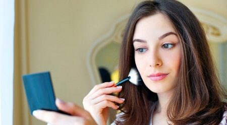 جمال وأناقة.. تجنبي أخطاء الماكياج التي تضر بشرتك
