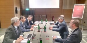 عرقاب يتباحث بتورينو مع الرئيس المدير العام لبيكر هيوز حول فرص الاستثمار في الجزائر