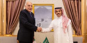 عطاف يجري بالرياض محادثات ثنائية مع نظيره السعودي