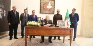 قوجيل يوقّع على سجل التعازي بمقر السفارة الإيرانية إثر وفاة الرئيس الإيراني ومرافقيه