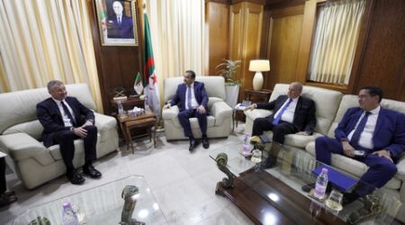 عرقاب يستقبل وفدا عن الشركة الأمريكية “إكسون موبيل”