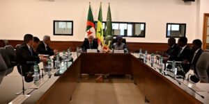 عطاف يترأس في داكار جلسة عمل ثنائية مناصفة مع نظيرته السنغالية