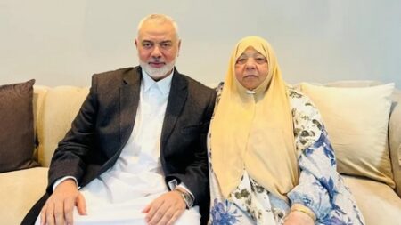 اثر  قصف منزلهم في مخيم الشاطئ.. استشهاد شقيقة إسماعيل هنية و 10 من عائلتها غرب غزة