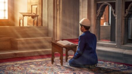 أجر من ينشأ في عبادة الله