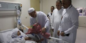 وزير الشؤون الدينية يطمئن على الحالة الصحية لحاجين جزائريين