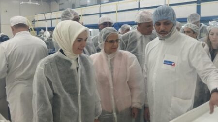 وزيرة الأسرة والخدمات الاجتماعية التركية تزور شركة الضمادات بقطب الأدوية بسيدي عبد الله بالعاصمة