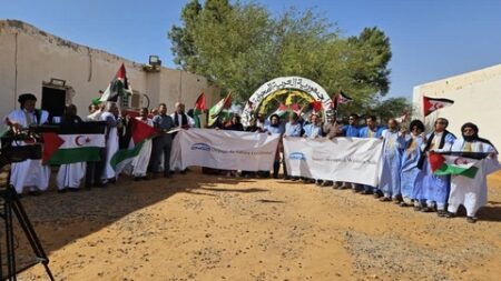 المجلس الوطني الصحراوي ينظم وقفة ضد تورط شركة طاقة فرنسية في نهب ثروات الصحراء الغربية