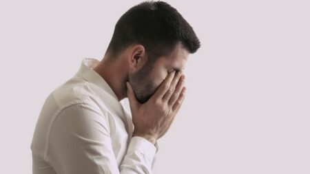 العلم والإيمان.. الإباحية سبب لتدمير الأسر