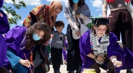انسحاب عشرات الطلبة في جامعة بشيكاغو من حفل التخرج تضامنًا مع فلسطين