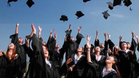 تحت عنوان “أدرس في السعودية”.. تخصيص منح دراسية لفائدة الطلبة الجزائريين بالجامعات السعودية