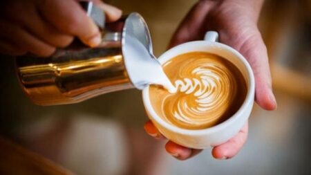 شرب القهوة بالحليب على الريق.. تأثيرات لا تخطر على بال