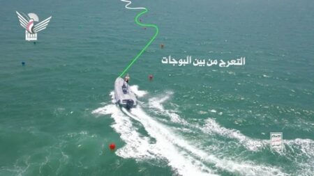 الحوثيون يستعرضون قدرات الزورق “طوفان المدمر”