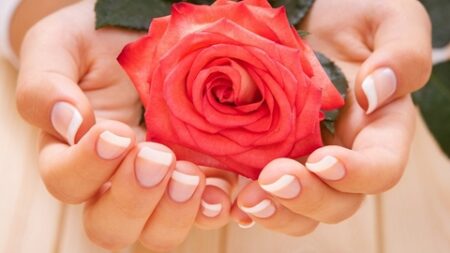 باعتبارهما المنطقة الأكثر عرضة للضرر.. أهم طرق ترطيب اليدين وتنعيمهما