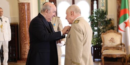 الرئيس تبون يترأس حفل تقليد الرتب وإسداء الأوسمة لعدد من الضباط العمداء والضباط السامين.. ترسيخ تقاليد العرفان والتقدير لجهود خدام الوطن
