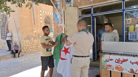 حملة واسعة لتوزيع الأعلام الوطنية بأولاد جلال وعين تموشنت
