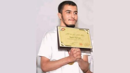 النابغة الجزائري في الرياضيات “دراش” يستلم الميدالية الذهبية بإنجلترا