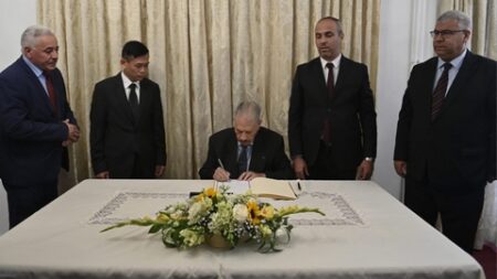 قوجيل يوقع على سجل التعازي بسفارة فيتنام اثر وفاة الأمين العام للحزب الشيوعي الفيتنامي