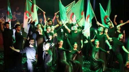 عرض جديد لـ “132 سنة، كي لا ننسى” .. جمهور كبير يتفاعل مع أحداث المسرحية التاريخية