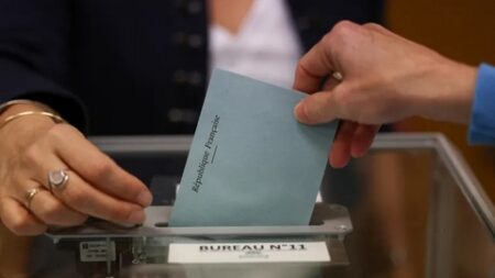 بدء التصويت في الجولة الحاسمة للانتخابات البرلمانية في فرنسا