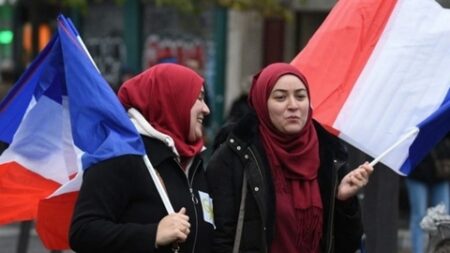 أمنستي: مسلمات فرنسا محرومات من التنافس ويعانون التمييز