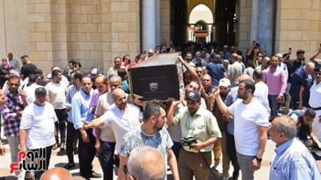في ظل غياب تام للفنانين.. شجار ومناوشات مؤسفة في مراسم دفن أحمد فرحات