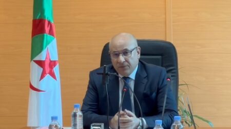 زيتوني يتباحث سبل تعزيز التعاون الاقتصادي مع نظيره العماني