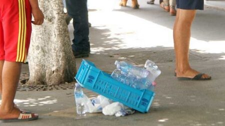 ممارسة تعود كل صائفة.. أطفال ينتشرون عبر محطات النقل لبيع الماء
