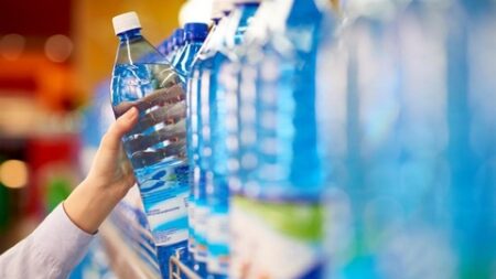 “المياه المعبأة”.. لتروية الجسم بكل أمان