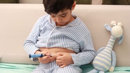 التلوث ونقص النوم يرفعان مخاطر الإصابة بالسكري لدى الأطفال