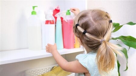 بعضها لا ننتبه له.. مواد سامة وخطيرة تحيط بأطفالنا في المنزل