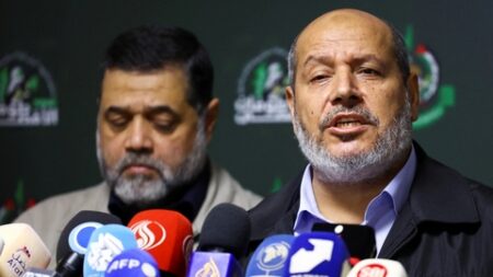 وفد من حماس يصل القاهرة للاستماع لنتائج المفاوضات