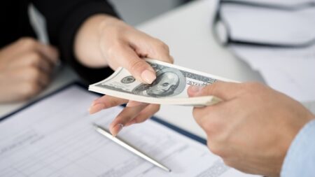 الديون … بين الضروريات والكماليات