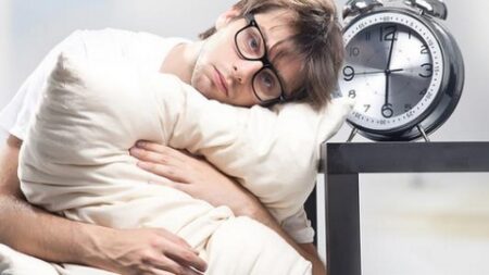 دراسة تكشف.. قلة النوم يمكن أن تجعل الناس أكثر حساسية للألم