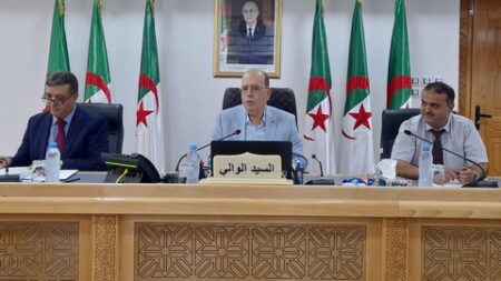 اجتماع تنسيقي حول مشروع منفذ الطريق السيار ببجاية